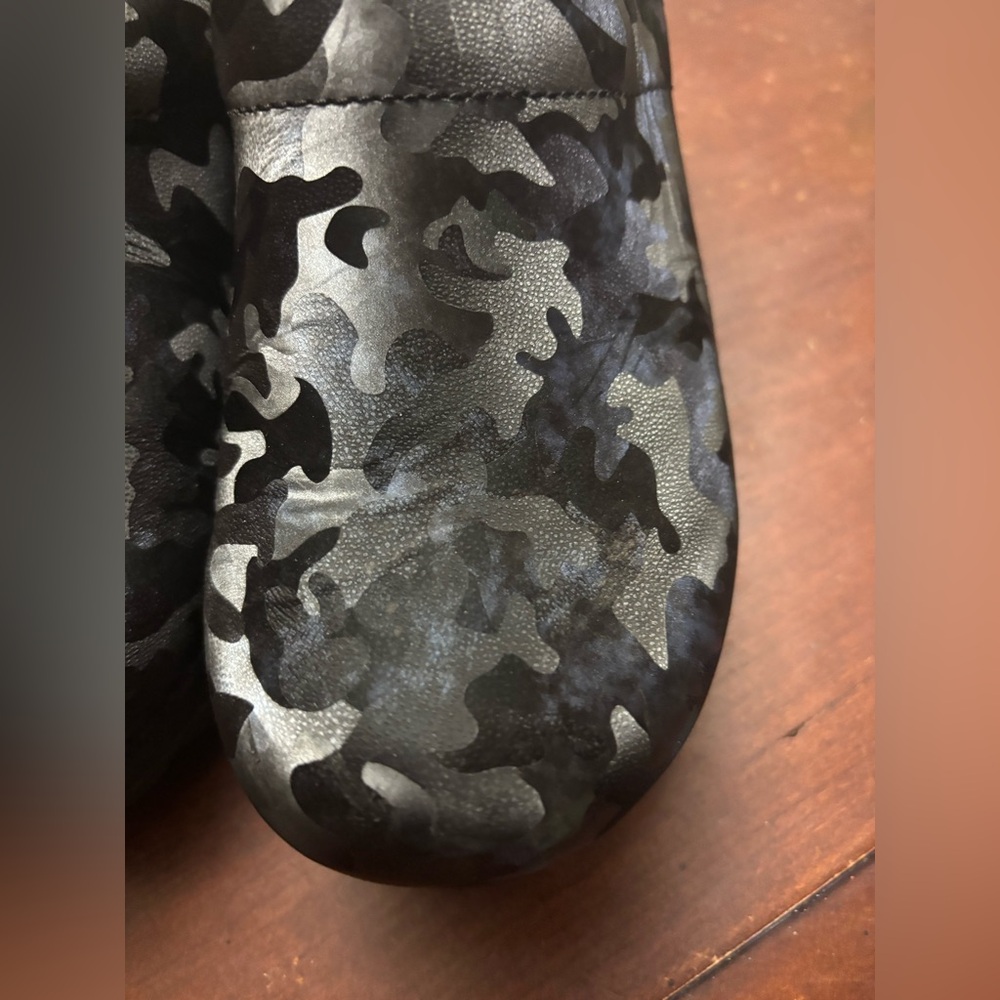 Woman’s sanita size 39 mule clogs nurse work raving camouflage shiny slip ins - Picture 2 of 6